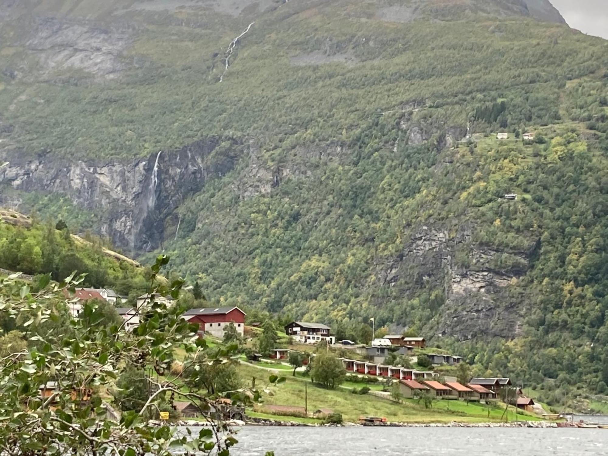 Fjorden Campinghytter Geiranger Bagian luar foto